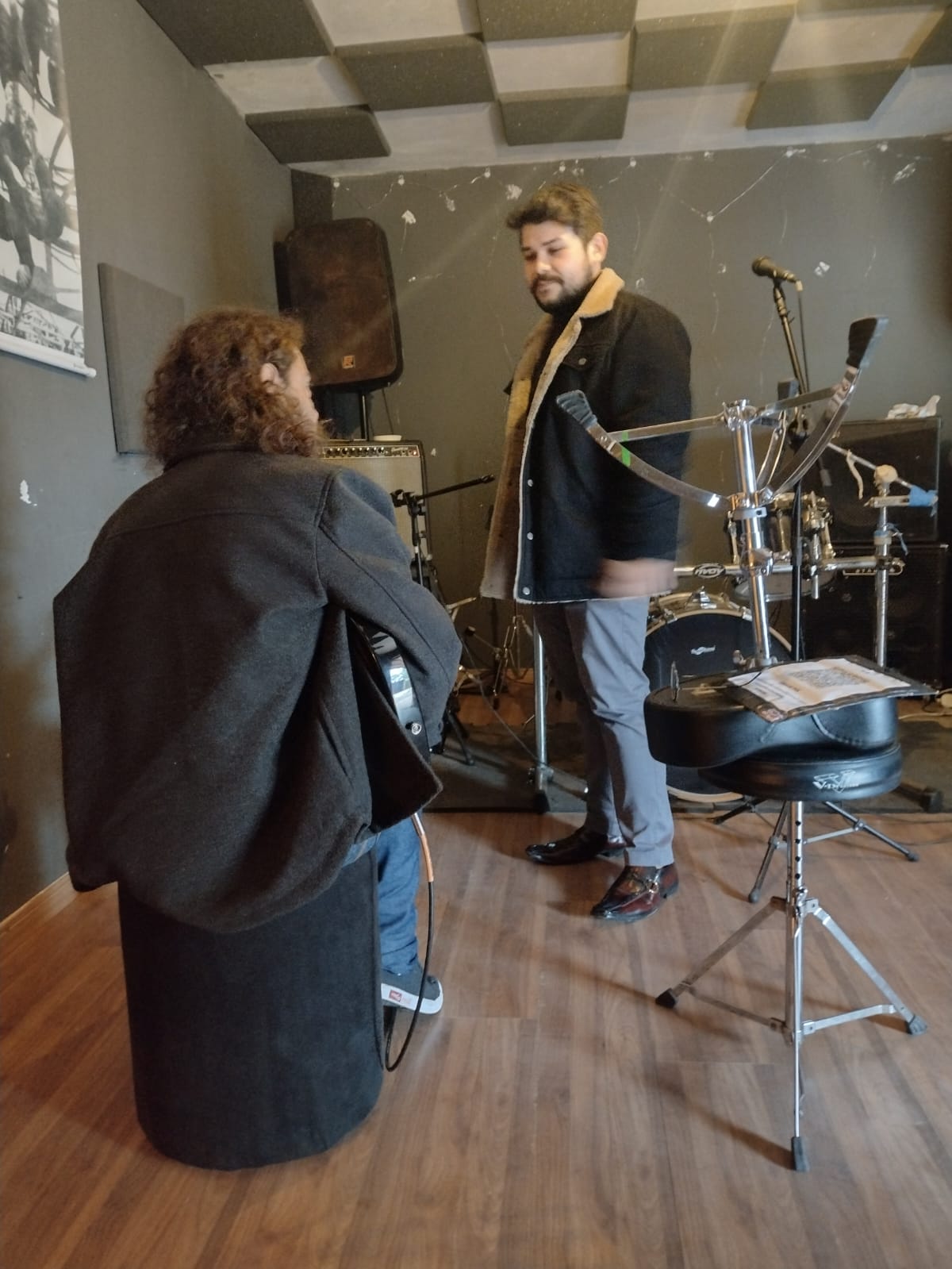 Integrantes da banda durante um ensaio em estúdio